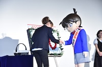 握手を交わす高山みなみとコナン。