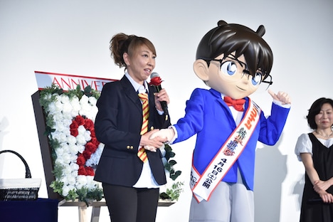 握手を交わす高山みなみとコナン。