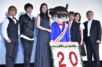（左から）古谷徹、小山力也、天海祐希、コナン、高山みなみ、山崎和佳奈、池田秀一。