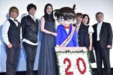 （左から）古谷徹、小山力也、天海祐希、コナン、高山みなみ、山崎和佳奈、池田秀一。