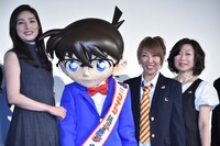 初日舞台挨拶の様子。