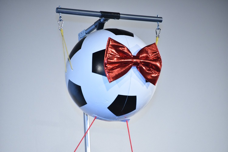 サッカーボール型のくす玉。