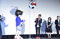 サッカーボール型のくす玉を割るコナンと高山みなみ。
