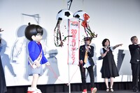 サッカーボール型のくす玉を割るコナンと高山みなみ。