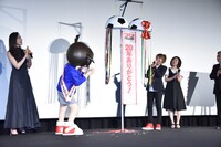 くす玉からは「20年ありがとう！」の垂れ幕が飛び出す。