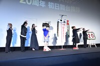 「真実はいつもひとつ！」と、お決まりのポーズを決めるキャスト陣。