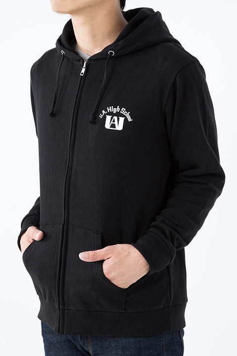 「僕のヒーローアカデミア」雄英高校イメージパーカーの着用例。