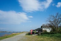 「酒場人」Vol.2は「天国酒場」と題した特集を展開。「この景色さえあればほかに何がいる？」と思わせられる、圧倒的ロケーションの酒場を紹介している。