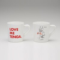 （左から）「LOVE ME TENGA マグカップ」、「まん○画太郎×TENGA ドクミ マグカップ」。