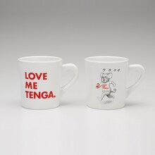 （左から）「LOVE ME TENGA マグカップ」、「まん○画太郎×TENGA ドクミ マグカップ」。