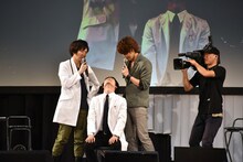 「フェイスバンク」対決の様子。梅原裕一郎（中央）の顔になかなかコインを置こうとしない諏訪部順一（左）と宮野真守（右）。