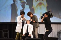 「フェイスバンク」対決の様子。梅原裕一郎（中央）の顔になかなかコインを置こうとしない諏訪部順一（左）と宮野真守（右）。