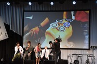 「フェイスバンク」対決の様子。梅原裕一郎の顔面に次々とコインが積まれていく。