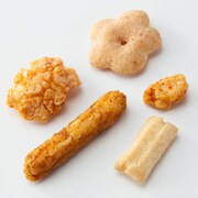 「麻布十番・あげもち屋」が販売する「瑞沢高校かるた部五色あげ餅」。味は千早をイメージした激辛唐辛子、太一をイメージした塩レモン、奏をイメージした梅の花、机くんをイメージした甘辛醤油、肉まんくんをイメージしたカレーの5種。