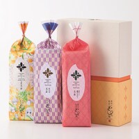 「麻布十番・あげもち屋」が販売する、「ちはやふるコラボあげもち3袋セット」。