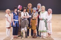 舞台「クジラの子らは砂上に歌う」、初日のゲネプロ前に行われたフォトセッションより。（左から）宮崎理奈（SUPER☆GiRLS）、山口大地、碕理人、赤澤燈、五十嵐麻朝、前島亜美（SUPER☆GiRLS）、佐伯大地、崎山つばさ、大野未来。