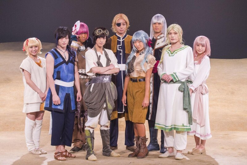 舞台「クジラの子らは砂上に歌う」、初日のゲネプロ前に行われたフォトセッションより。（左から）宮崎理奈（SUPER☆GiRLS）、山口大地、碕理人、赤澤燈、五十嵐麻朝、前島亜美（SUPER☆GiRLS）、佐伯大地、崎山つばさ、大野未来。