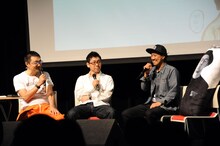 （左から）佐渡島庸平氏、小山宙哉、コウスケ（カサリンチュ）、欠席したタツヒロ（カサリンチュ）の代わりに置かれた抱き枕。