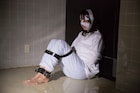 「シマウマ」拘束具付けた高橋メアリージュンと睨み効かす日南響子の場面写真
