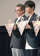 左から桑原智、津田健次郎。