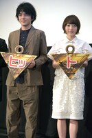 左から林遣都、花澤香菜。