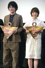 左から林遣都、花澤香菜。