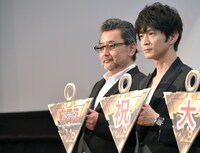 左から桑原智、津田健次郎。