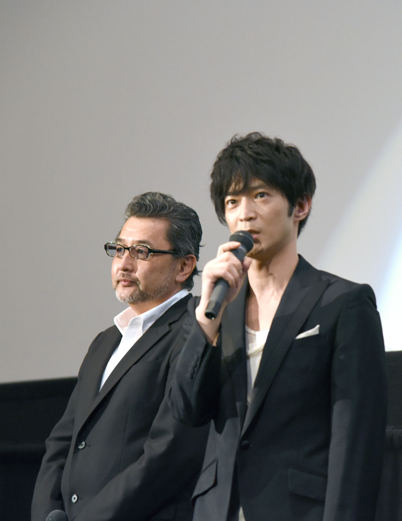 （左から）桑原智監督、津田健次郎