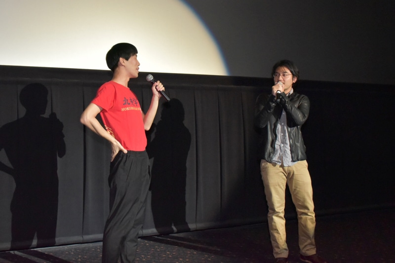坂口涼太郎と小泉徳宏監督。