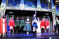 舞台「続・11人いる！東の地平・西の永遠」の1シーン。