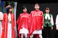 舞台「続・11人いる！東の地平・西の永遠」の1シーン。