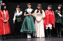 司会に衣装について聞かれ、「私が一番かわいいと思います！」と発言する牧野真莉愛と、笑いがこぼれるメンバーたち。