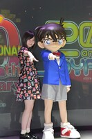 岩田華怜とコナンの着ぐるみ。