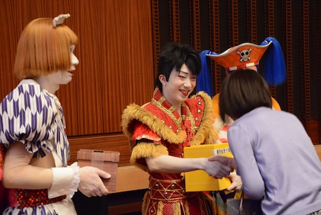 出演者による募金活動の様子。