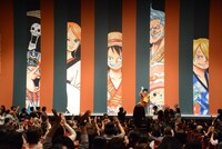 出演者による募金活動の様子。