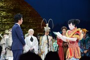 「スーパー歌舞伎II（セカンド）『ワンピース』」千秋楽の様子。義援金は高島宗一郎福岡市長に託された。