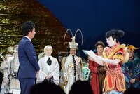 「スーパー歌舞伎II（セカンド）『ワンピース』」千秋楽の様子。義援金は高島宗一郎福岡市長に託された。