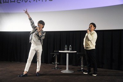 サイン入りの「境界のRINNE」ポスターをかけたジャンケン大会の様子。