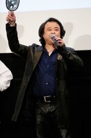 「スタイリッシュ対決」の回答を発表する檜山修之。