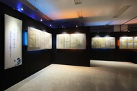 「劇場版『遊☆戯☆王 THE DARK SIDE OF DIMENSIONS』」の原画が並ぶ。