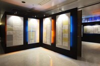 「劇場版『遊☆戯☆王 THE DARK SIDE OF DIMENSIONS』」の原画が並ぶ。