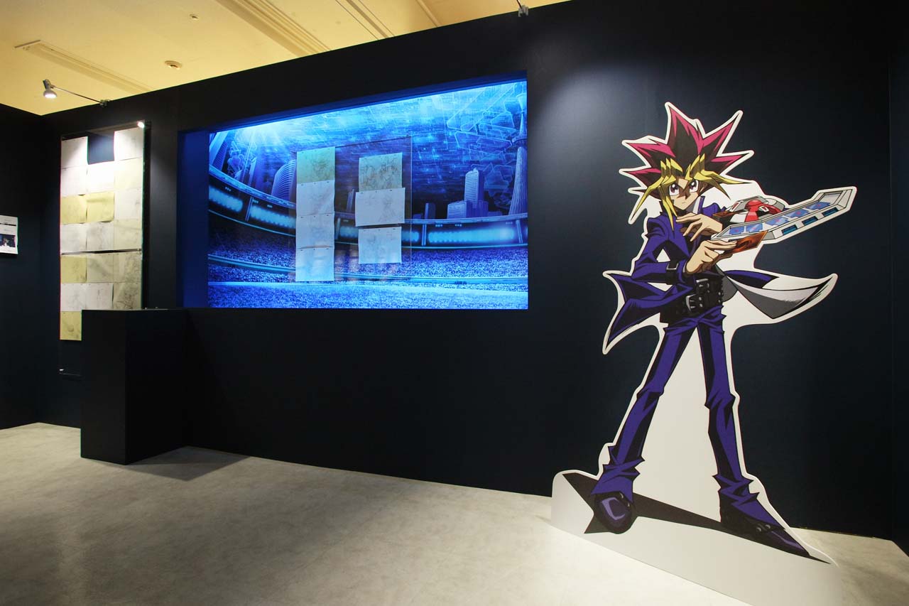 原画展の様子。遊戯のパネルが設置されている。
