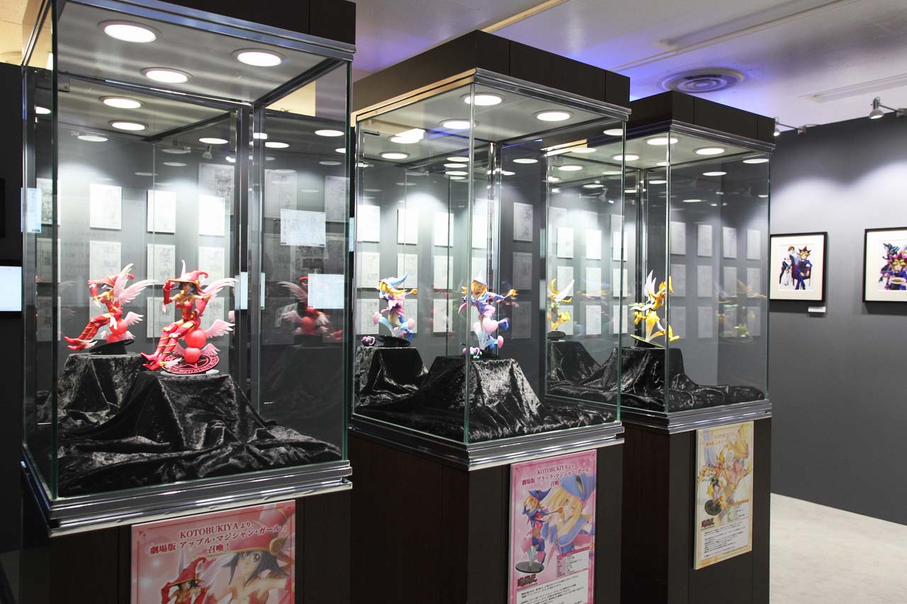 コトブキヤが制作した、劇中に登場するマジシャンガール3人のフィギュア。