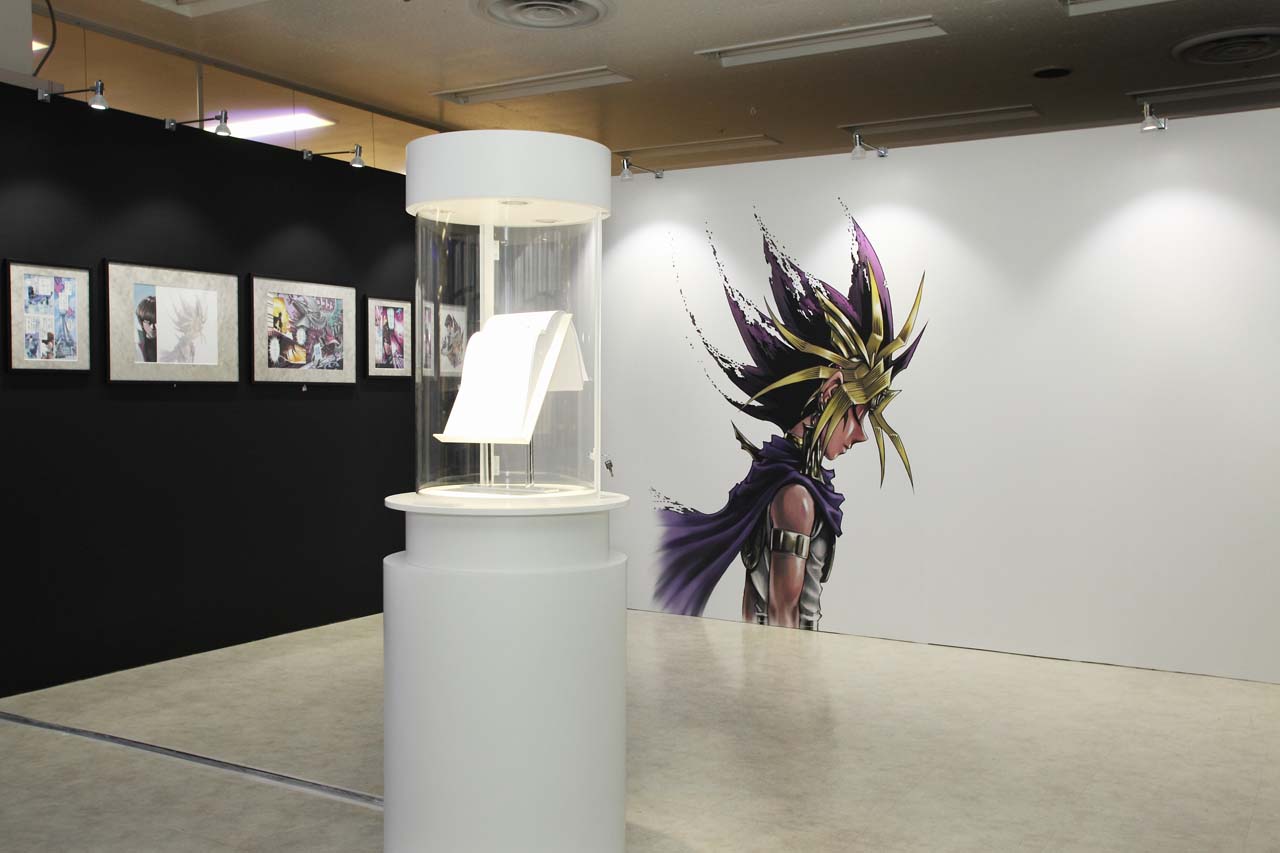 中央には、レポート用紙に書かれた高橋和希によるシナリオを展示。