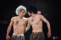 小澤廉演じるリオン・バスティアと、白又敦演じるグレイ・フルバスター。