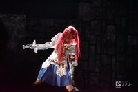 佃井皆美演じるエルザ・スカーレット。