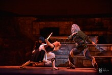 宮崎秋人演じるナツ・ドラグニルと、郷本直也演じるゼロ。