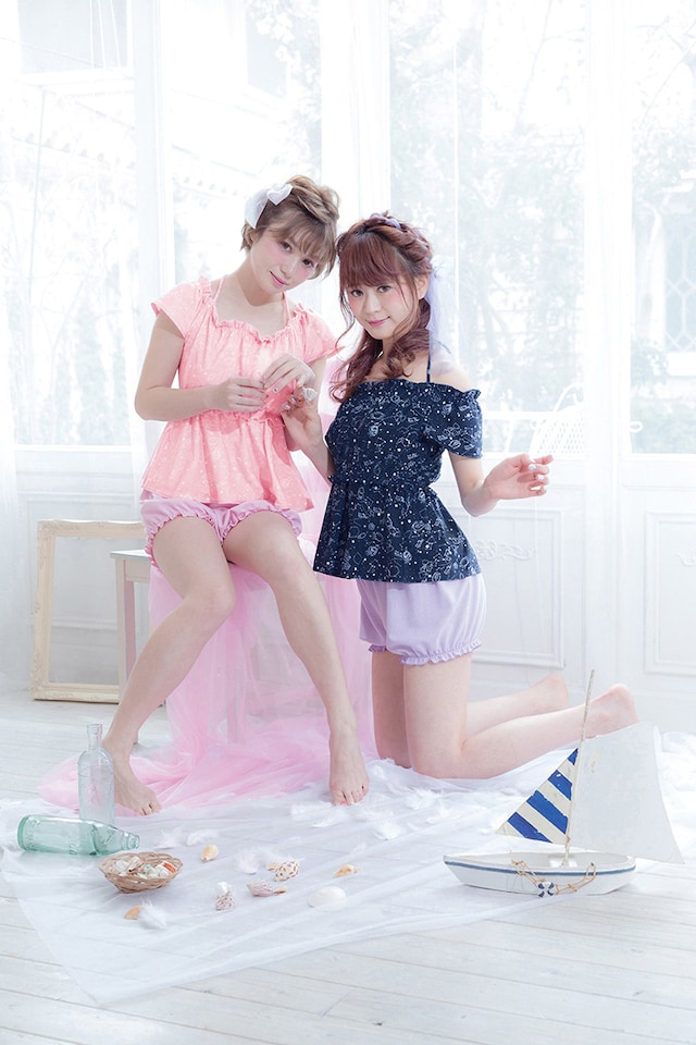 「鹿目まどかモデル水着」と「暁美ほむらモデル水着」の着用イメージ。