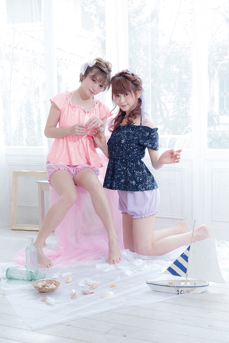 「鹿目まどかモデル水着」と「暁美ほむらモデル水着」の着用イメージ。