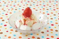 マシュマロアイスのいちご添え